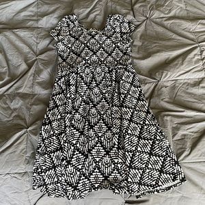 Black and white kids 7 dress. Unknown brand. In good condition.